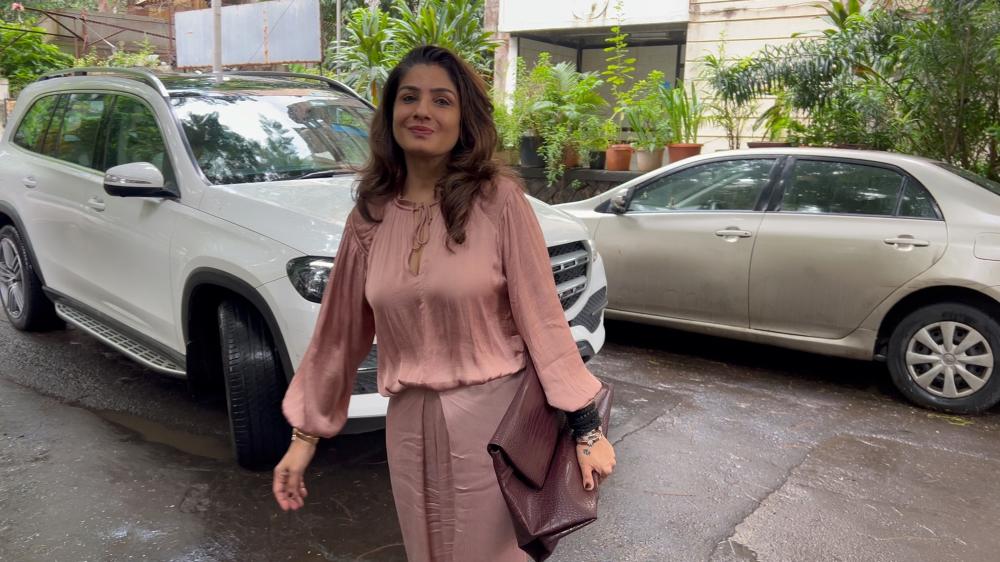 raveena-tandon-was-snapped-at-a-dubbing-studio-in-bandra